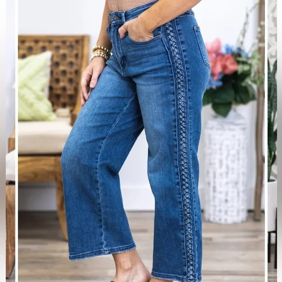 Judy Blue Forgetting You Cropped Blue Jeans with Braided side Detail 16 W - Picture 1 of 15